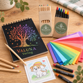 Kreativset für Kinder mit Buntstiften, Wachsmalkreiden, Regenbogen-Kritzelblock und buntem Seidenpapier von VALUNA Verlag.